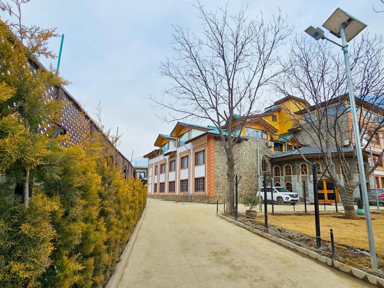 Hotel The Walnut Creek Pahalgām Esterno foto