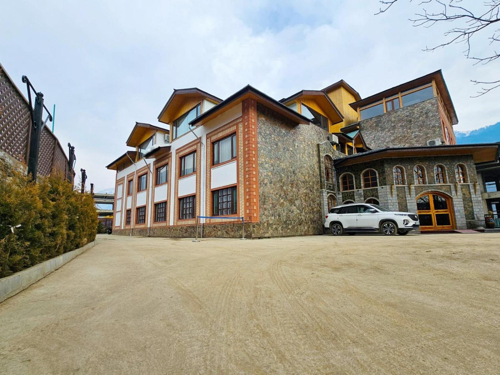 Hotel The Walnut Creek Pahalgām Esterno foto